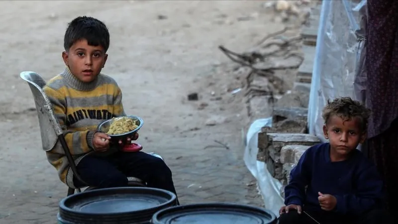 Trẻ em đang sống tại các khu lều tạm ở Dải Gaza. Ảnh: XINHUA 