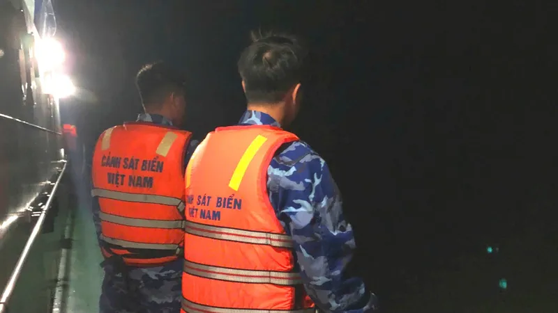 Lực lượng Cảnh sát biển tìm kiếm thuyền viên của tàu cá Nghệ An gặp nạn trên biển 