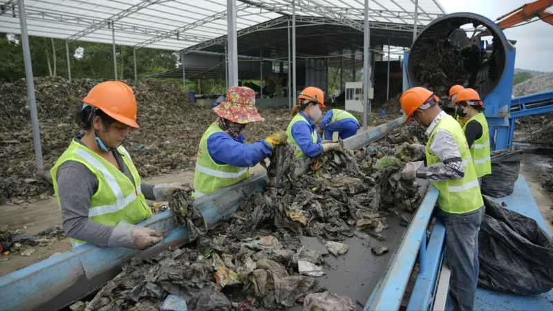 Lượng khách đến Phú Quốc tăng nhanh kéo theo áp lực lớn đối với hệ thống thu gom, xử lý rác
