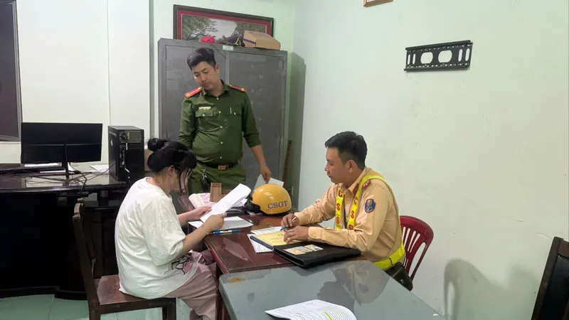 Tước bằng lái 23 tháng với cô gái buông hai tay khi lái xe