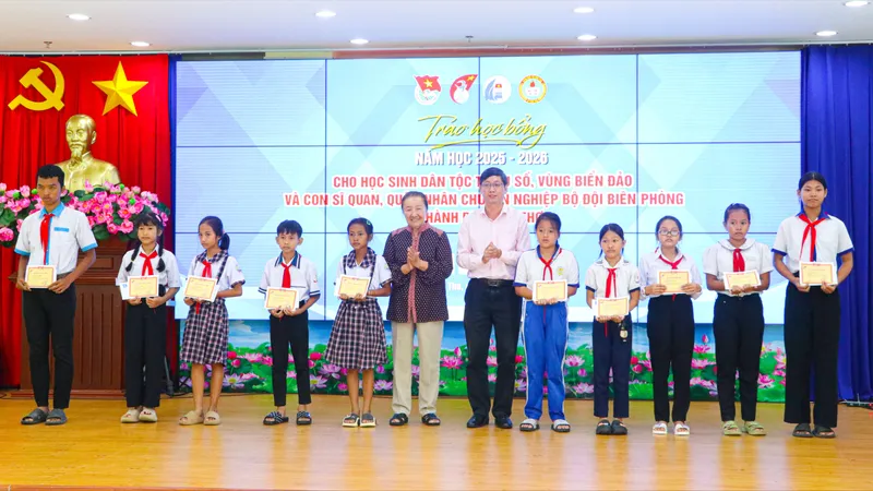 Cần Thơ: Trao 135 suất học bổng đến học sinh vùng biển và dân tộc thiểu số
