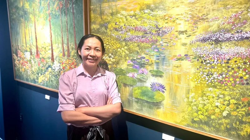 Nhà văn Nguyễn Anh Đào bất ngờ mang “hoa xuống phố”
