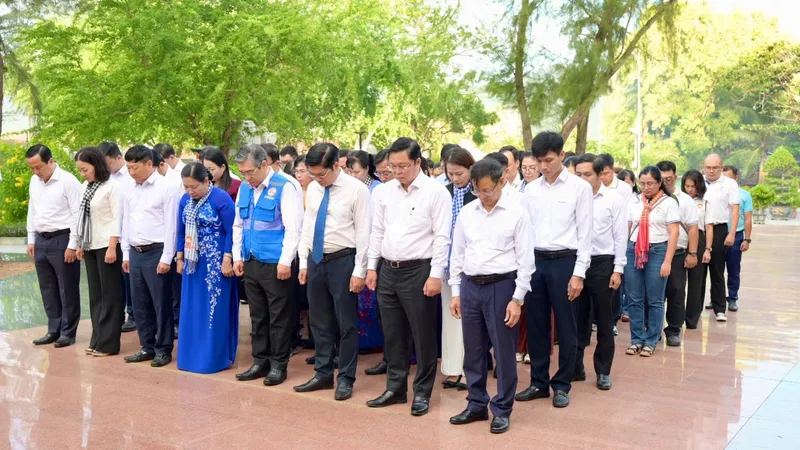 Dâng hoa, dâng hương tưởng nhớ các Anh hùng liệt sĩ tại đặc khu Côn Đảo