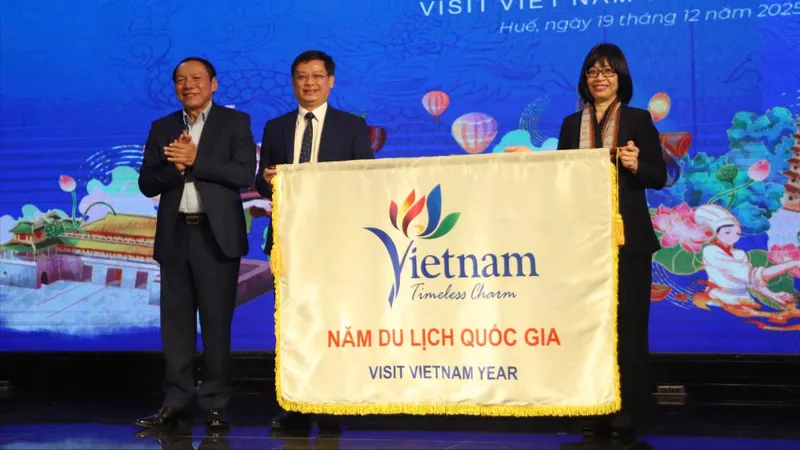  Nghi thức trao cờ cho địa phương đăng cai Năm DLQG 2026 là tỉnh Gia Lai