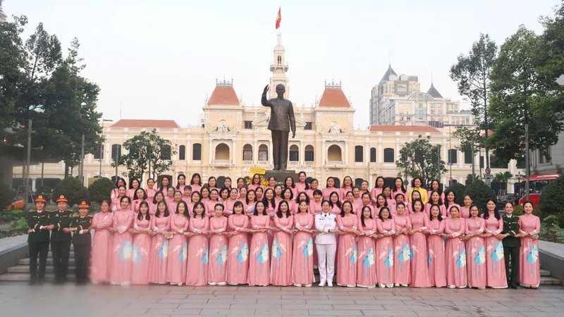 Đoàn đại biểu dự Đại hội Phụ nữ TPHCM dâng hoa tưởng nhớ Chủ tịch Hồ Chí Minh