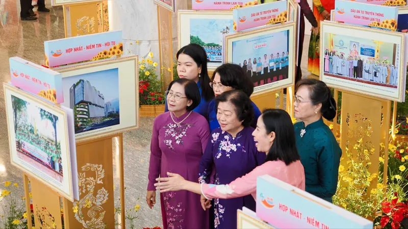 Các đại biểu tham quan triển lãm tại Đại hội. Ảnh HOÀNG HÙNG