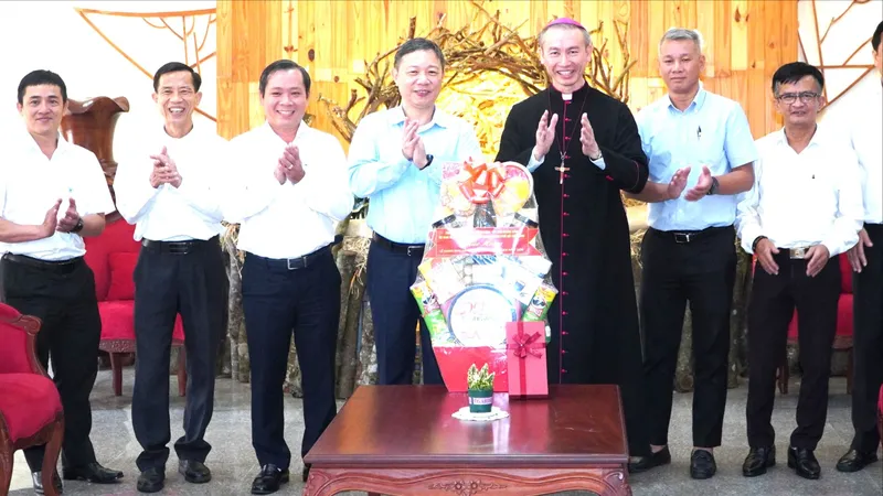 Đoàn công tác của TPHCM thăm, chúc mừng Giáng sinh tại Giáo phận Xuân Lộc