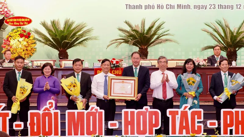 Lãnh đạo TPHCM chúc mừng Hội Nông dân TPHCM đón nhận Bằng khen của Thủ tướng Chính phủ