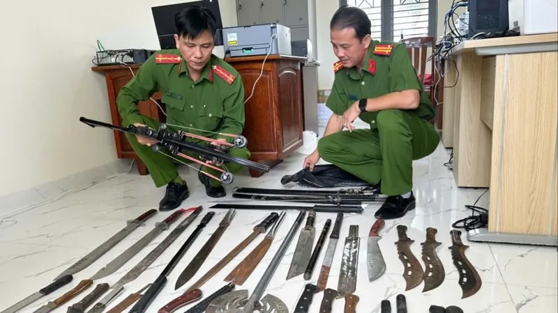 Lực lượng Công an tỉnh An Giang kiểm tra công cụ hỗ trợ được thu hồi. Ảnh: CTV