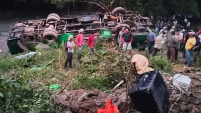 Mexico: Xe buýt lao xuống vực, gần 30 người thương vong