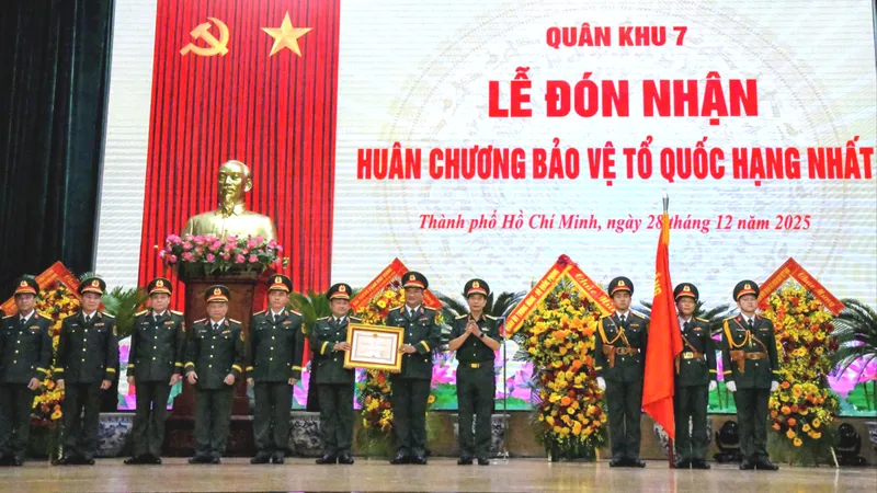 Lực lượng vũ trang Quân khu 7 đón nhận Huân chương Bảo vệ Tổ quốc hạng nhất