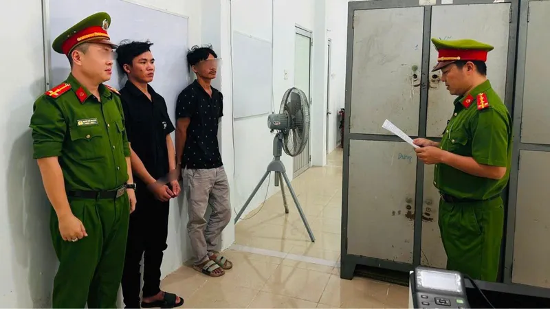 Can ngăn mâu thuẫn không thành, nam thanh niên cầm dao đâm người