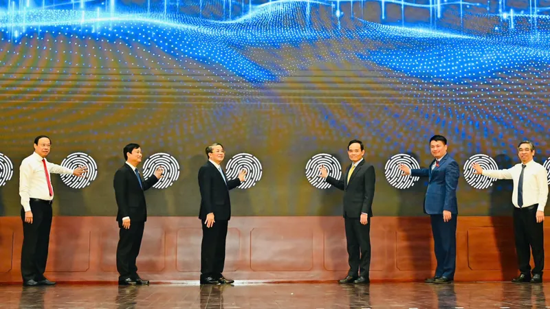 Lãnh đạo TPHCM và các đại biểu bấm bút công bố chính thức nền tảng ứng dụng "HĐND số TPHCM”, ngày 27-12. Ảnh: VIỆT DŨNG