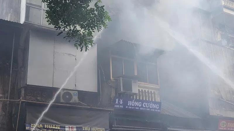 Cháy nhà trên phố Hàng Mã, Hà Nội