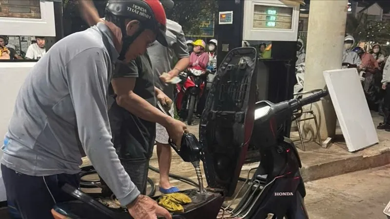 Từ chiều tối 5-1, người dân đặc khu Phú Quý đã bắt đầu được cung cấp xăng trở lại