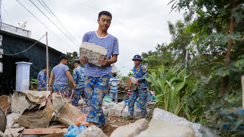 Bộ đội Hải quân giúp người dân vùng lũ xây nhà