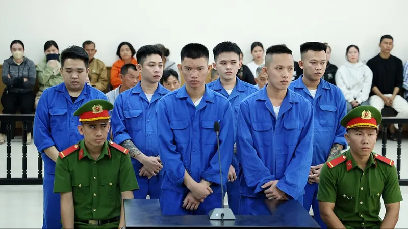 Các bị cáo nghe Hội đồng xét xử tuyên án