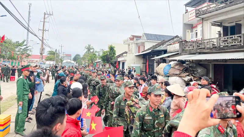 Lưu luyến tiễn bộ đội hoàn thành sứ mệnh giúp dân sau lũ