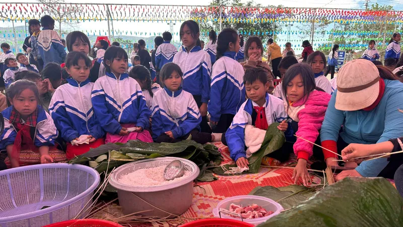 Quảng Ngãi: Học sinh Xơ Đăng gói bánh chưng tặng gia đình chính sách