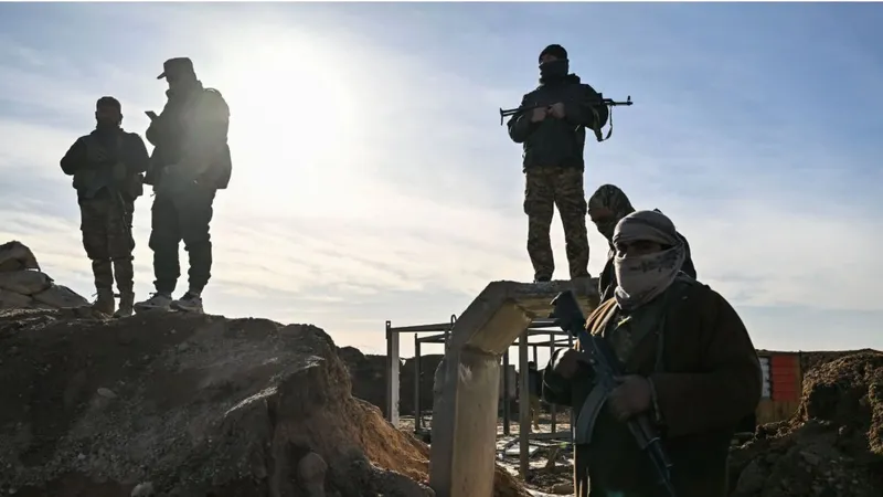 Lực lượng chính phủ Syria đang canh giữ một vị trí gần thành phố Hasakah ở đông bắc Syria. Ảnh : Getty Images