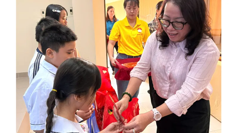 Mang xuân ấm áp đến trẻ mồ côi do dịch Covid-19