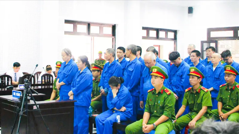 Xét xử các bị cáo trong đường dây lừa đảo chiếm đoạt hàng trăm tỷ đồng