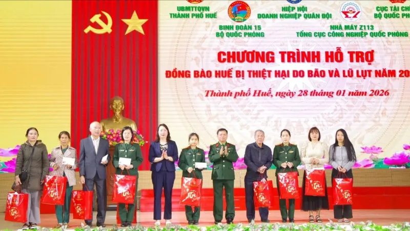 Hiệp hội Doanh nghiệp Quân đội trao tặng quà Tết ở Huế