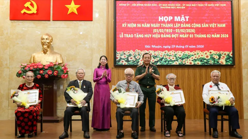 Thiếu tướng Vũ Văn Điền và đồng chí Phan Thị Thanh Phương trao Huy hiệu Đảng đến các đảng viên