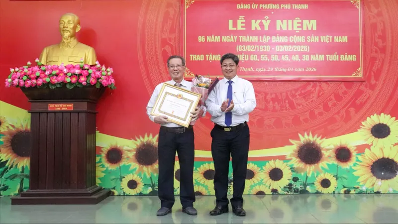 Phường Phú Thạnh (TPHCM) trao Huy hiệu Đảng đến 22 đảng viên 