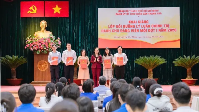  Gần 900 đảng viên tham gia lớp bồi dưỡng lý luận chính trị