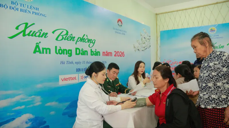 Khám, cấp thuốc miễn phí và khánh thành nhà “Đại đoàn kết” cho người dân ở Hà Tĩnh