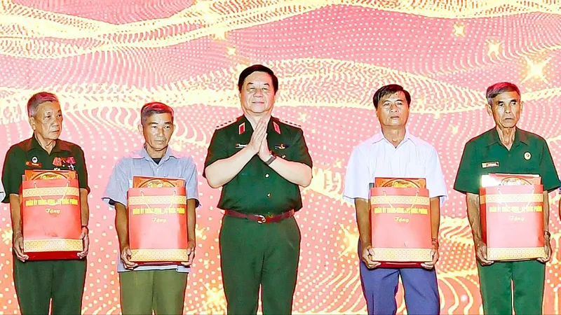 Đại tướng Nguyễn Trọng Nghĩa, Chủ nhiệm Tổng cục Chính trị Quân đội nhân dân Việt Nam, tặng quà các gia đình chính sách tại Tây Ninh (ẢNH: QUANG VINH)