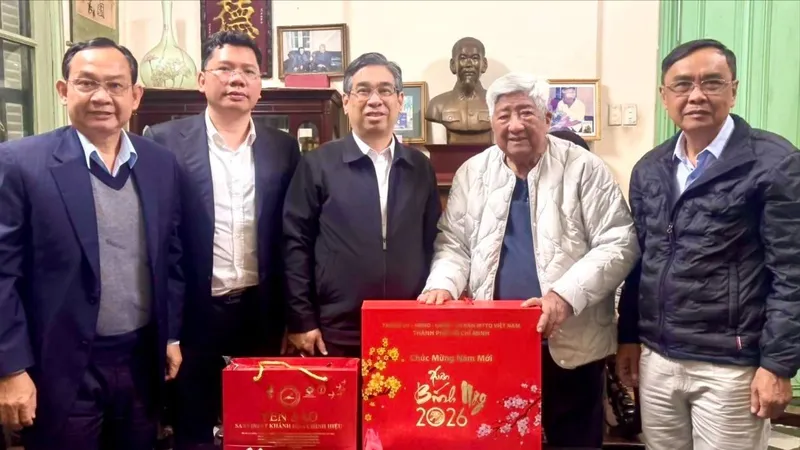 Đoàn công tác Thường trực Thành ủy TPHCM thăm, chúc tết nguyên lãnh đạo Đảng và Nhà nước