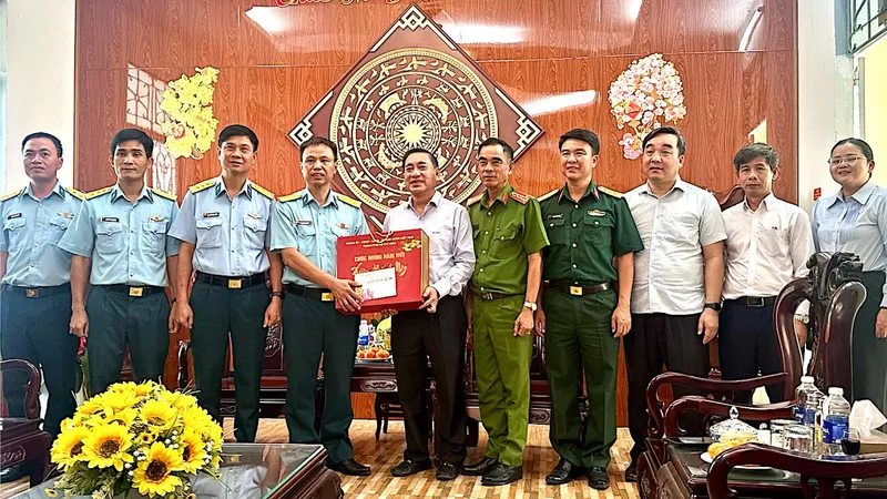 Trưởng Ban Tổ chức Thành ủy TPHCM thăm, chúc tết cán bộ, chiến sĩ, gia đình chính sách
