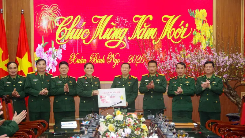 Phó Tổng Tham mưu trưởng QĐND Việt Nam kiểm tra sẵn sàng chiến đấu, chúc tết tại Hà Tĩnh
