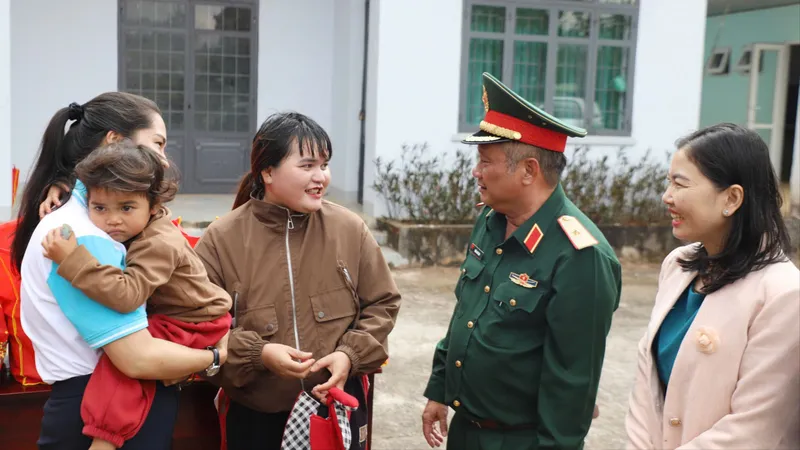 Quân khu 7 thăm, tặng quà các xã vùng biên tỉnh Lâm Đồng