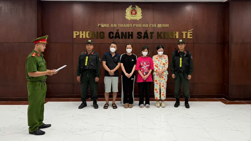 Cơ quan CSĐT tống đạt Quyết định khởi tố bị can đối với các đối tượng