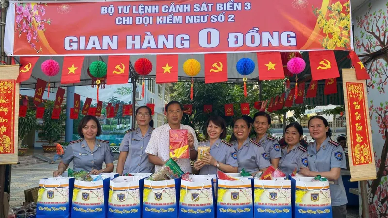 "Phiên chợ Tết nghĩa tình" ấm lòng người dân nghèo