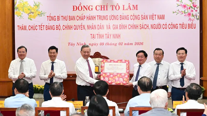 Tổng Bí thư Tô Lâm trao quà, chúc tết Đảng bộ, chính quyền và nhân dân tỉnh Tây Ninh