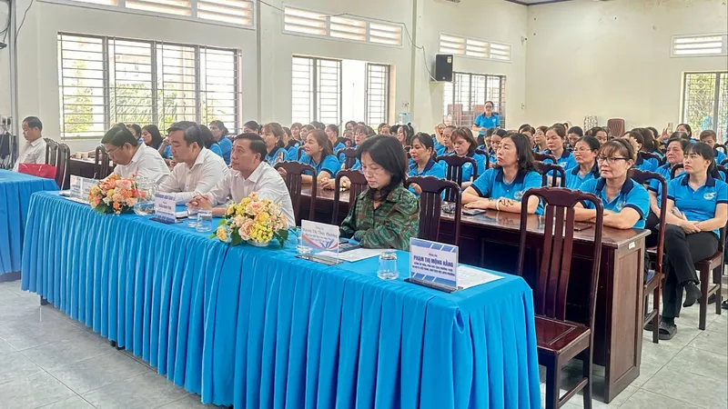 Các đại biểu và cán bộ Hội Phụ nữ phường Tân Thới Hiệp tham gia họp mặt mừng Xuân Bính Ngọ 2026