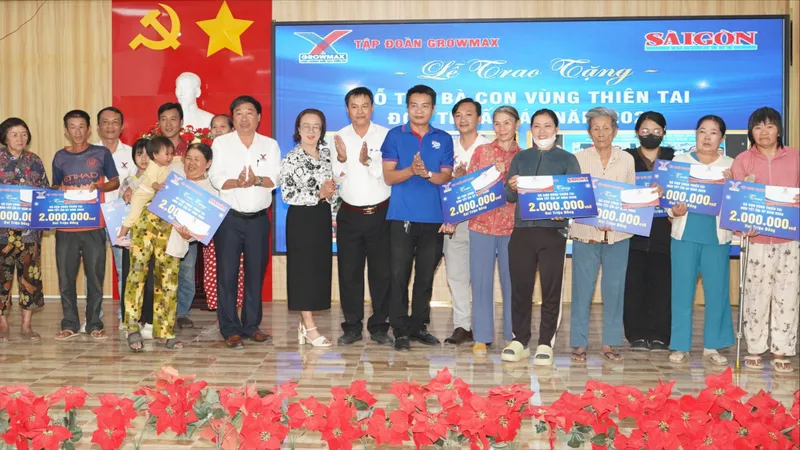 Báo SGGP và Tập đoàn GrowMax tặng quà tết đến bà con vùng lũ Khánh Hòa