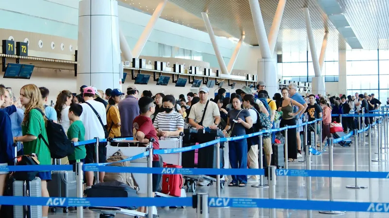 Ngày 10-2, sân bay Tân Sơn Nhất khai thác 1.015 chuyến bay với gần 145.000 lượt khách