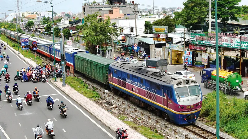 Các tình nguyện viên tại phường Phú Nhuận, TPHCM dọn dẹp vệ sinh đường sắt. Ảnh: THANH HIỀN