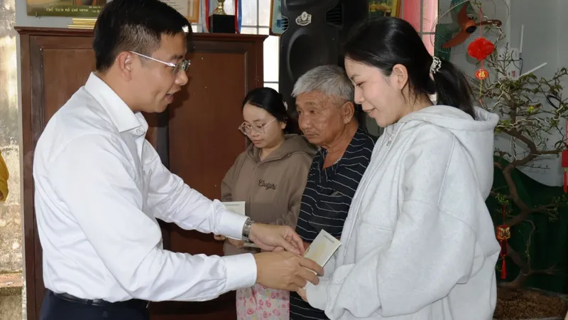 Trao quà tết của Chủ tịch UBND TPHCM đến gia đình chính sách, đối tượng bảo trợ xã hội