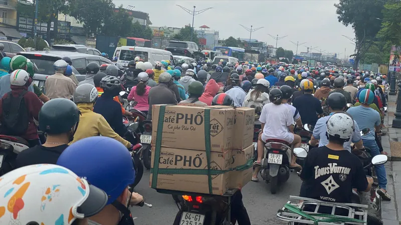 Đường vào sân bay Tân Sơn Nhất ùn ứ nghiêm trọng