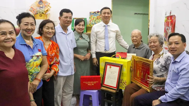 Đoàn công tác của TPHCM thăm, chúc tết thương binh, người cao tuổi