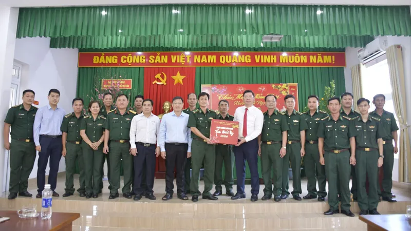 Lãnh đạo TPHCM thăm, chúc tết lực lượng vũ trang và gia đình chính sách