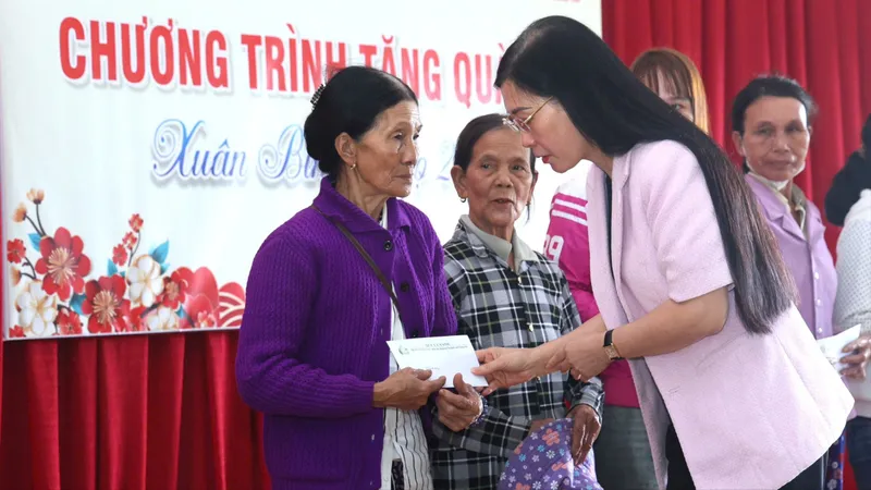 Phó Trưởng ban Tổ chức Trung ương trao quà tết cho người nghèo ở Quảng Ngãi