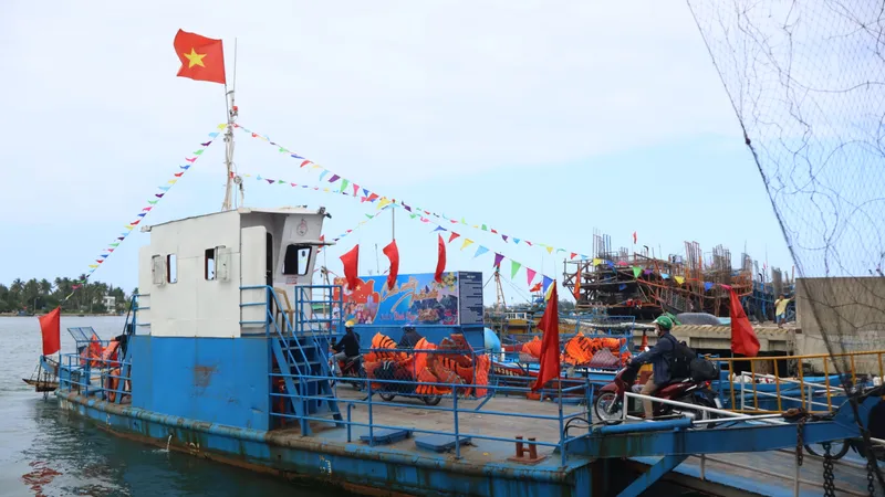 Bến phà nối đất liền với xã đảo Tam Hải trở thành điểm nhộn nhịp nhất trong những ngày cận tết 