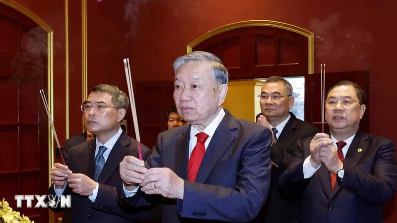 Tổng Bí thư Tô Lâm dâng hương tại Khu Di tích Hoàng thành Thăng Long và Di tích nhà 67